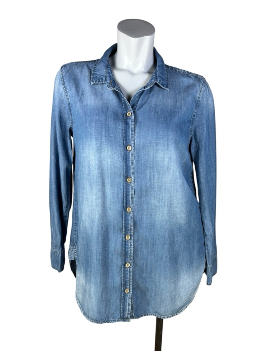 Cloth & Stone Light Washed 100% Lyocell Blue Chambray Button-Down Top in Medium